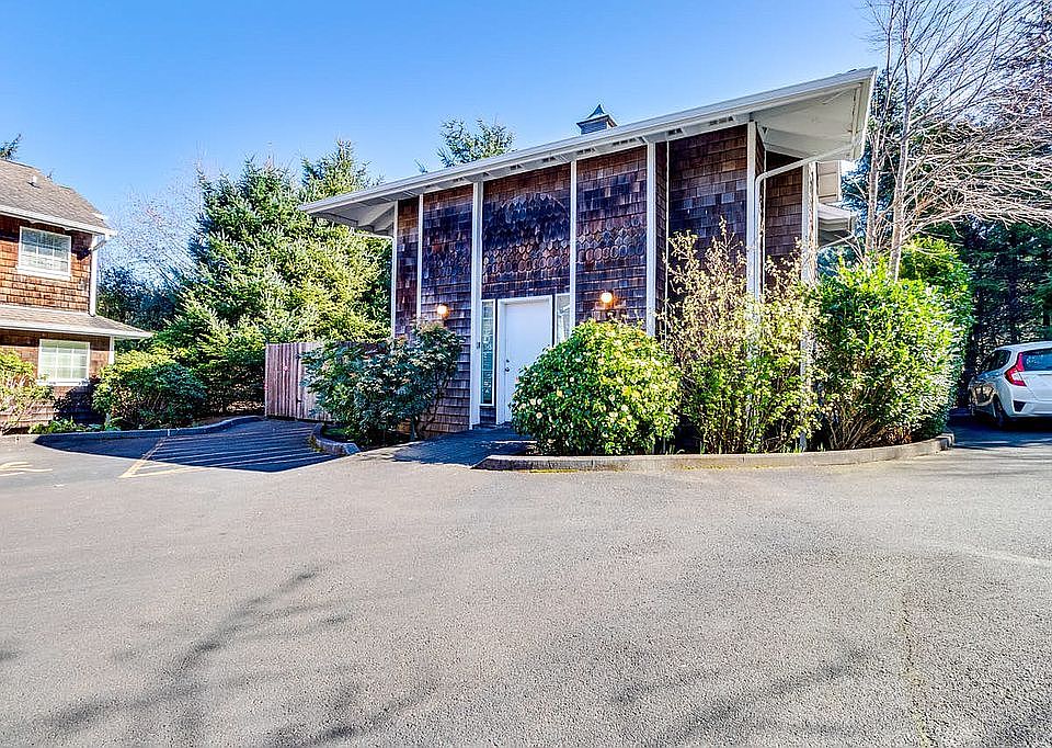 1st image of 160 E Siuslaw St #4