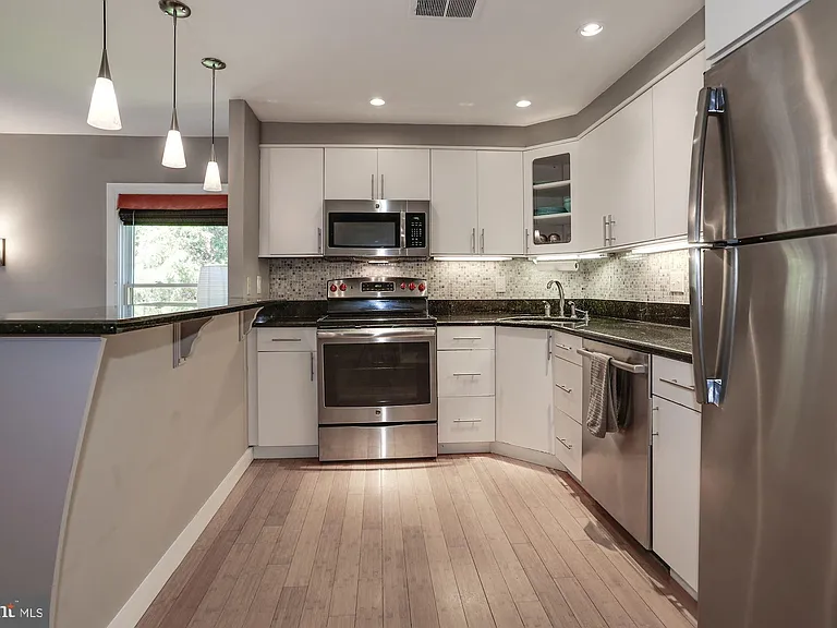 144 N Bedford St #B — Photo 4