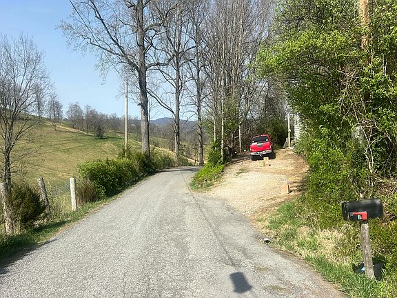 5th image of 754 Beech Grove Rd