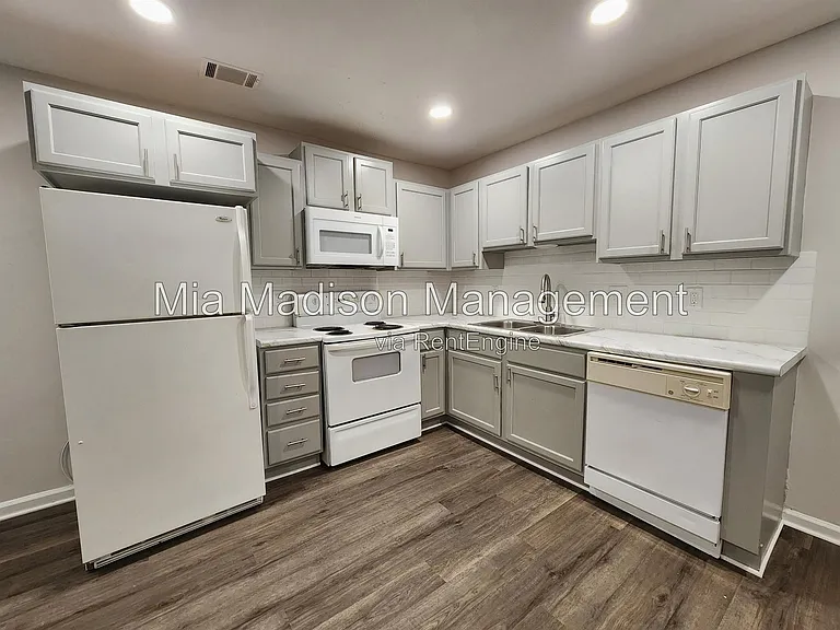 111 E Mell St #16 — Photo 5