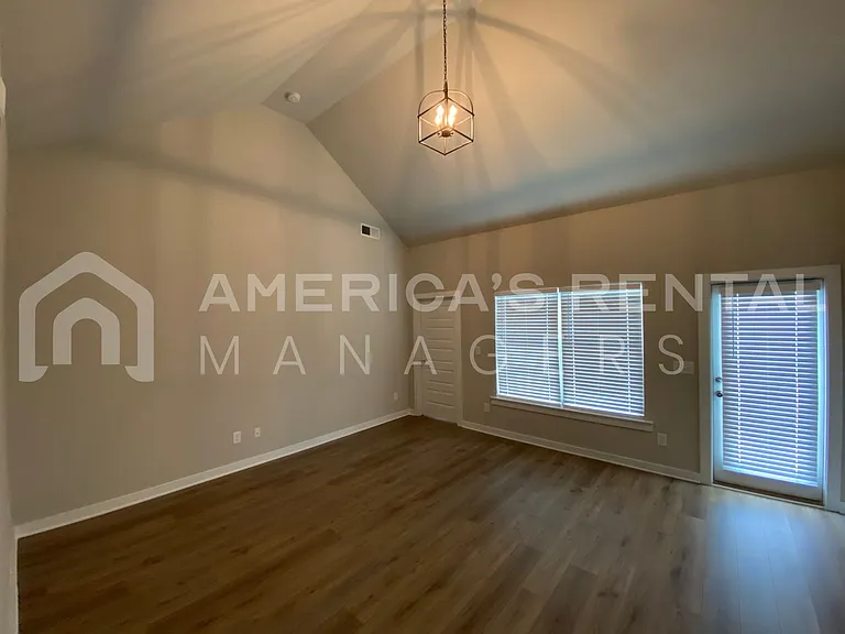 1300 Brookhaven Dr — Photo 4