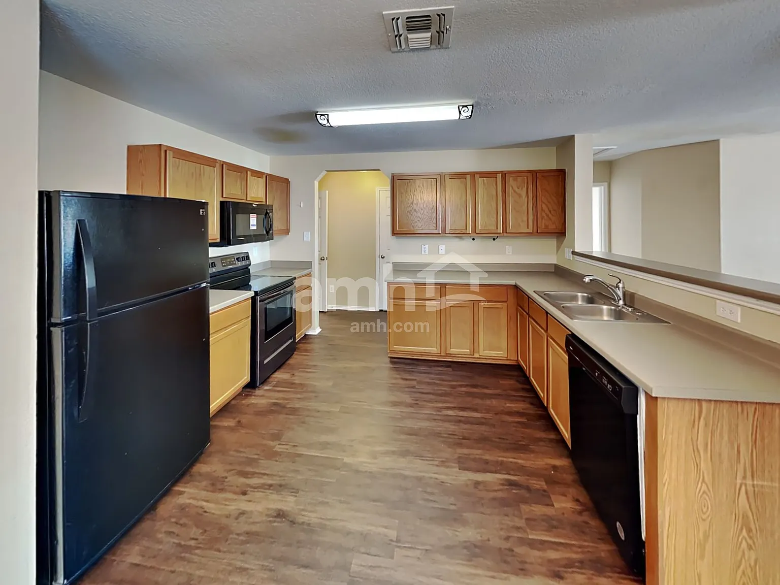 4 bed, 3.0 bath, 2556 sqft, $2,275 — Photo 3