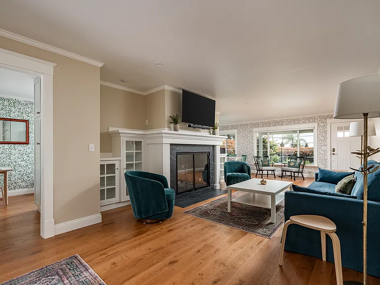 1702 Cliff Dr — Photo 3
