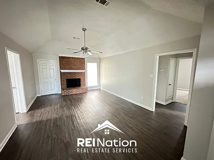 3 bed, 2.0 bath, 1369 sqft, $1,645 — Photo 2