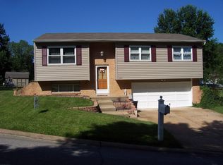 1711 Sparrow Point Ln, Fenton, MO 63026