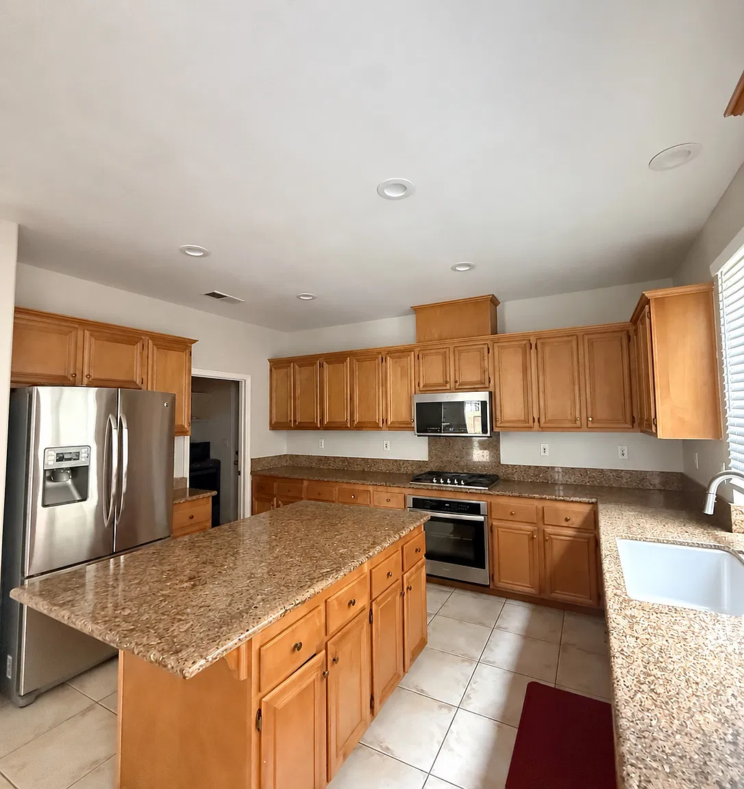 5 bed, 2730 sqft, $5,500 — Photo 4