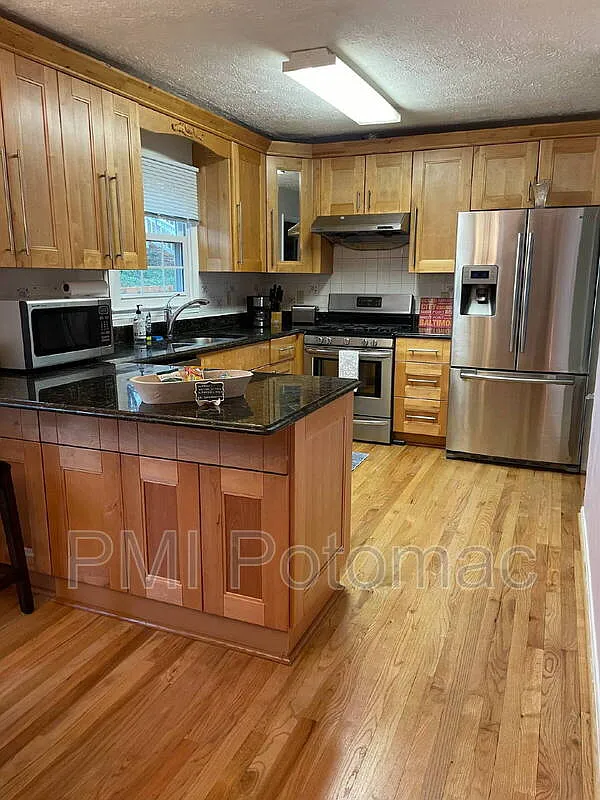 4 bed, 2.5 bath, 2360 sqft, $4,000 — Photo 2