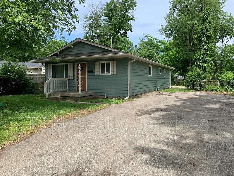 3030 Roberta Dr photo 1
