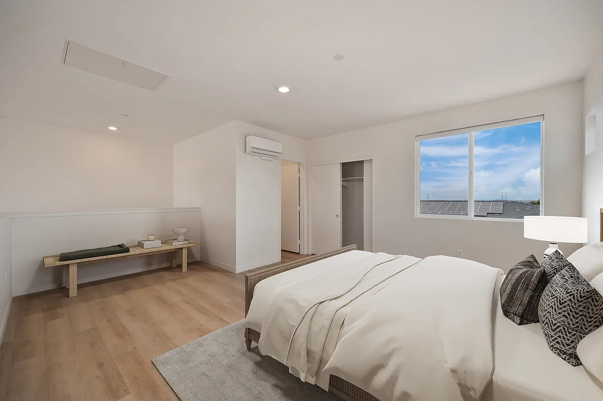 Building Photo - The Commodore Apartments