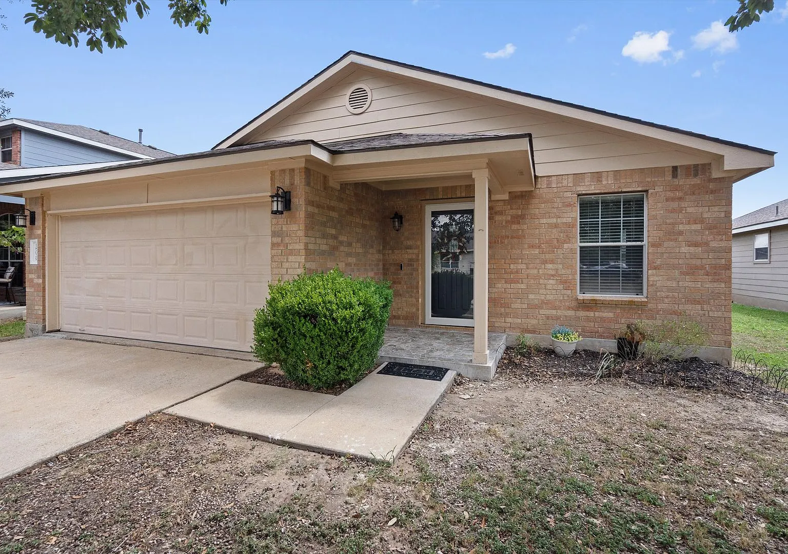 Easy 3 Bedroom, 2 Bath Home in Elgin w/ No Back Neighbors! — Photo 4