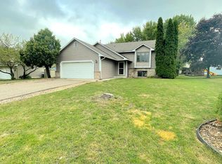 556 Kassel Dr, Chaska, MN 55318