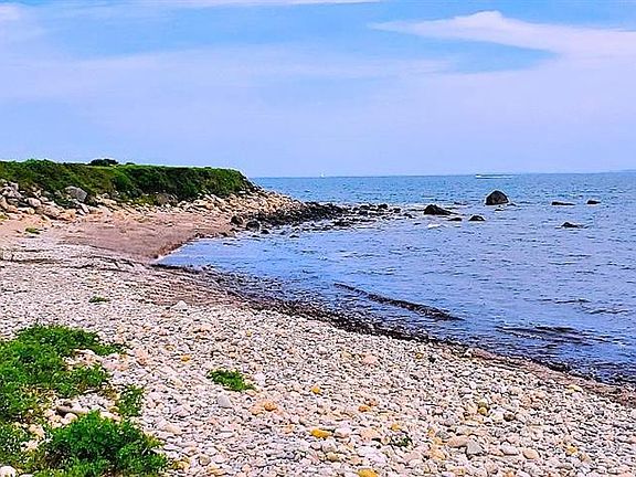 4th image of 1 Butts Rock Rd