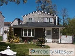 9 Carlton Ave, Mastic, NY 11950