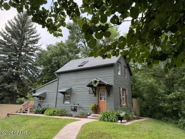 311 Division Ave N, Cavalier, ND 58220