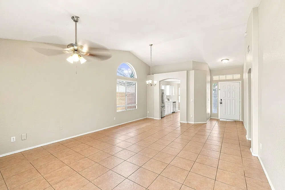 3 bed, 2.0 bath, 1420 sqft, $2,210 — Photo 4