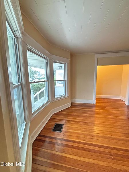 5th image of 278 Manning Boulevard
