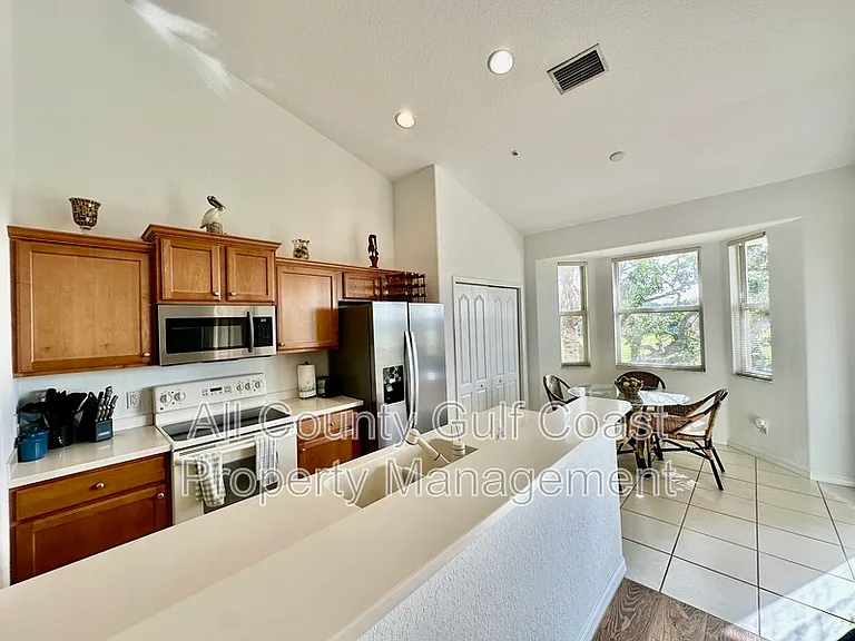 803 Fairwaycove Ln #203 — Photo 5