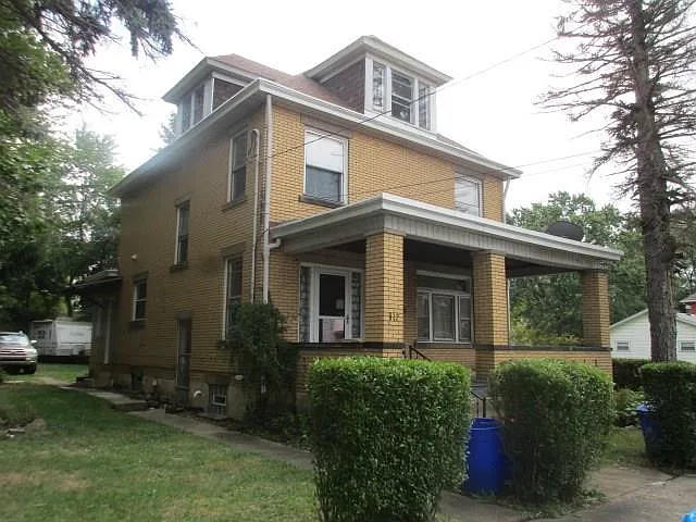 812 Lathrop St photo 1
