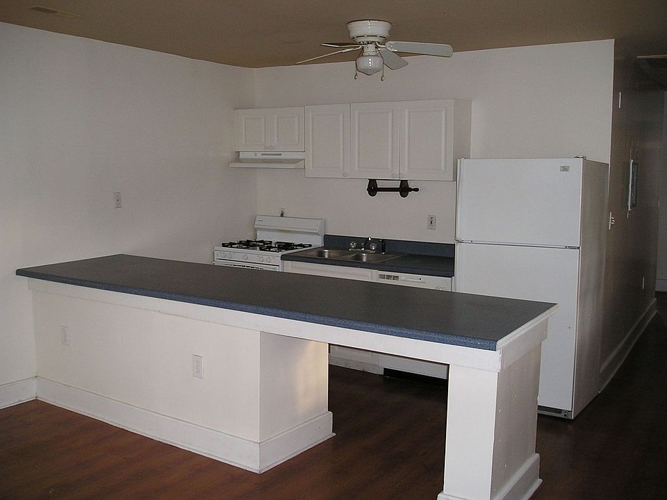 View from the front door to the living and kitchen.