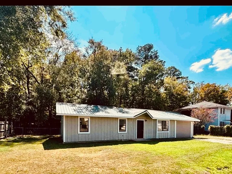220 Long Beach Dr — Photo 1