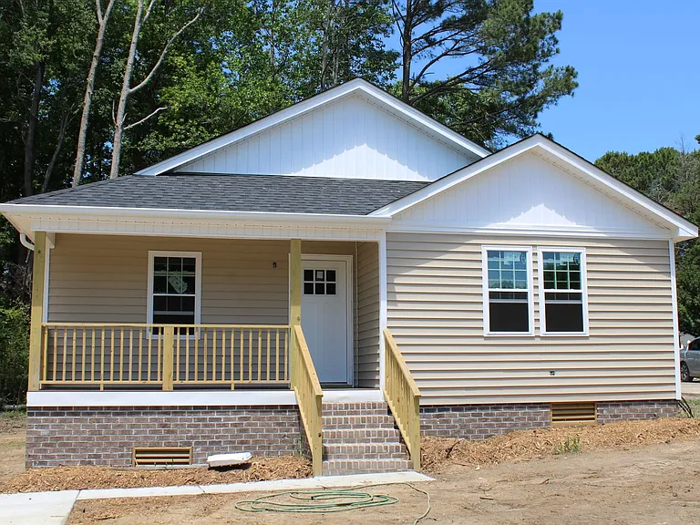 2827 Lancaster Dr — Photo 1