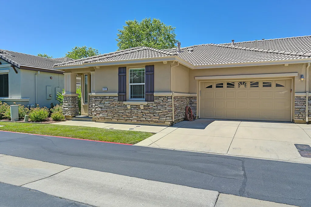 1433 Cypress Ln — Photo 3