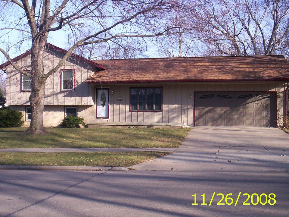 Tri-level, 3-bedroom, 1.5-bathroom home on corner lot