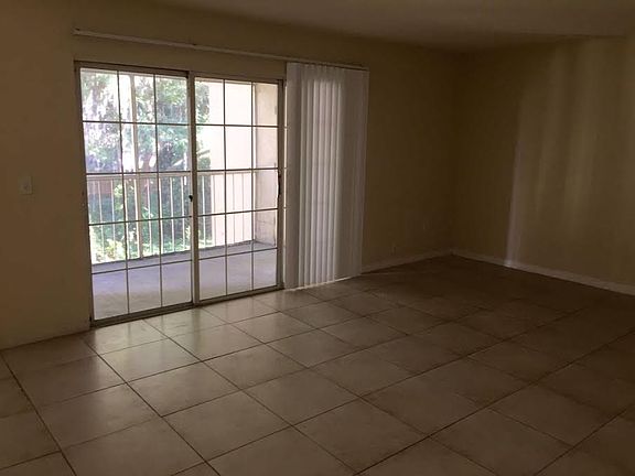 4th image of 3904 Versailles Dr