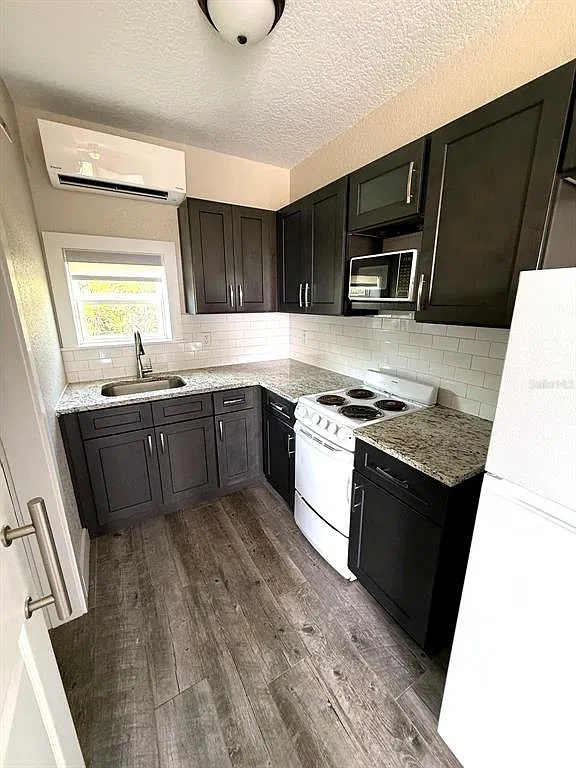 1 bed, 1.0 bath, 308 sqft, $1,300 — Photo 2
