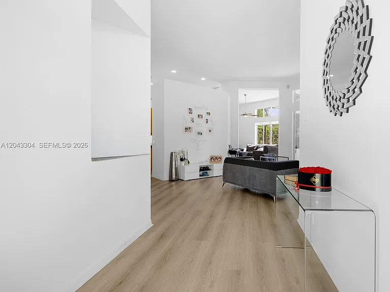 1102 Camellia Cir — Photo 5