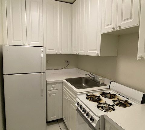 5th image of 300 W 55th St APT 6T