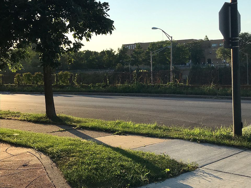 2nd image of 5528 N Neenah Ave