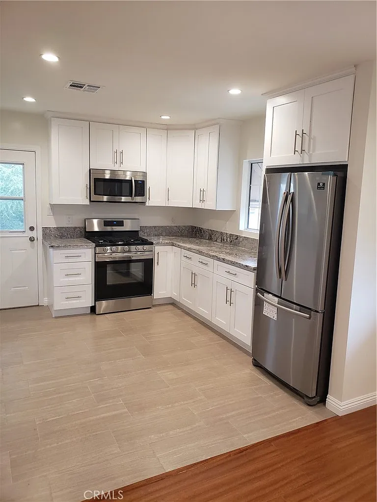 2 bed, 1.0 bath, 800 sqft, $2,900 — Photo 2
