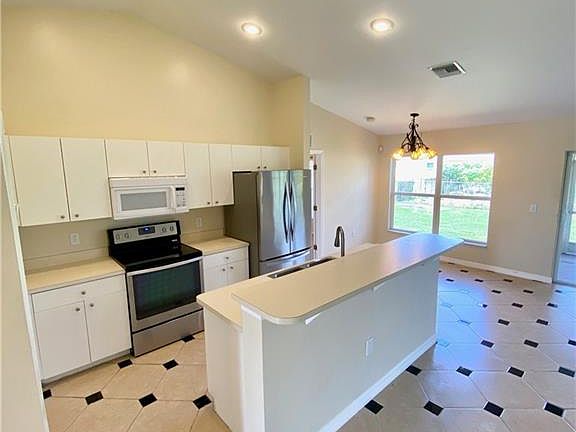 5th image of 1118 Champion Ave
