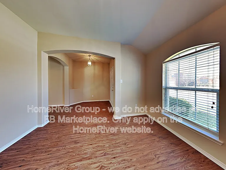 1046 Warbler — Photo 4