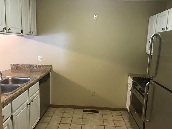 5th image of 1444 Woodview Dr APT 2