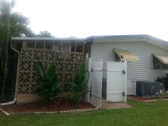 Small fenced in area in back