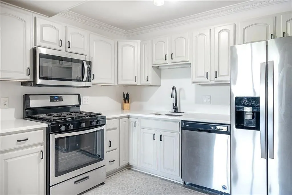 1 bed, 1.0 bath, 742 sqft, $2,000 — Photo 3