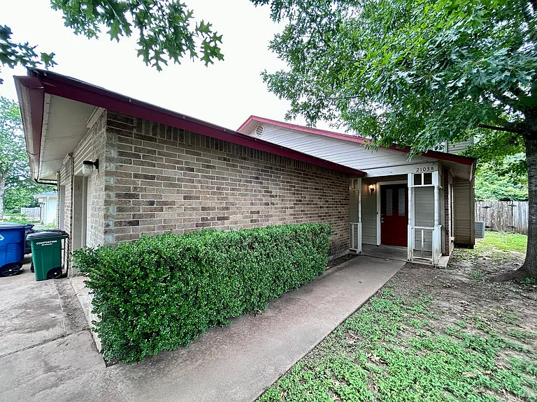 2103 Courtney St — Photo 3