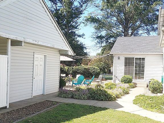 4th image of 1433 McTavish Way