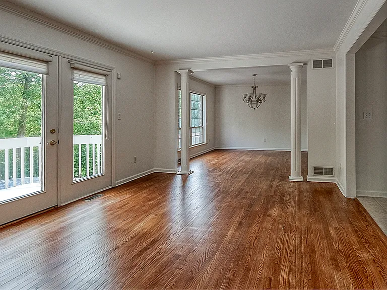 618 Essex Ct — Photo 9