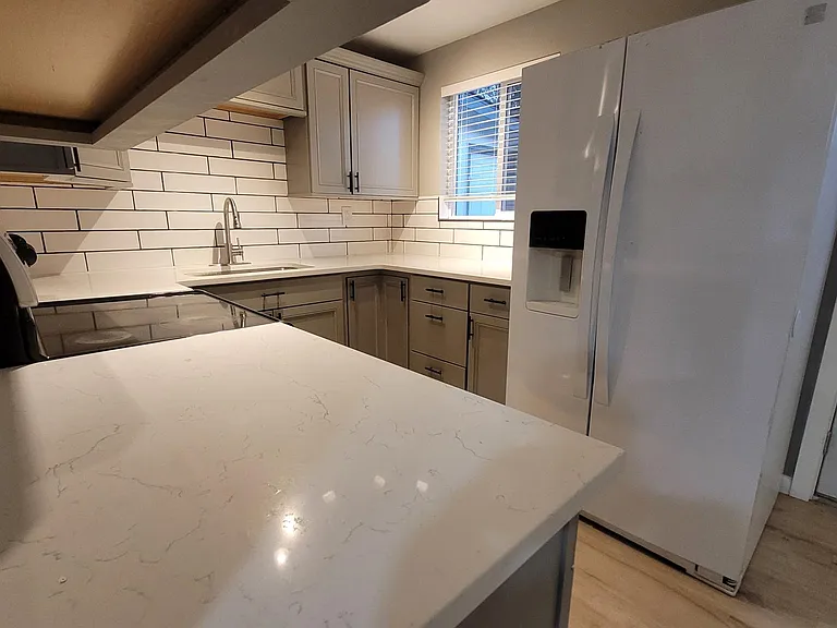 503 S Hawthorne Dr — Photo 2