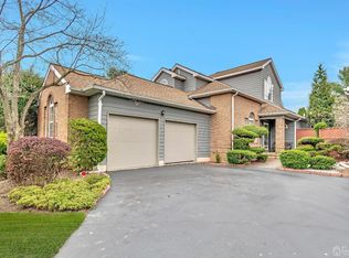 17 Fairway Blvd, Monroe Township, NJ 08831