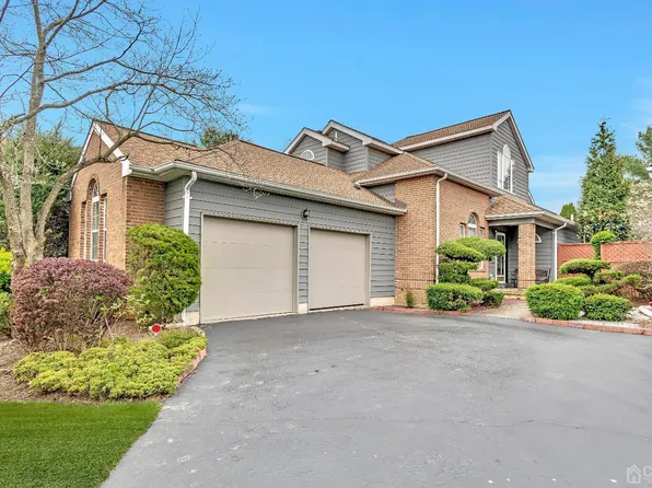 17 Fairway Blvd, Monroe Township, NJ 08831