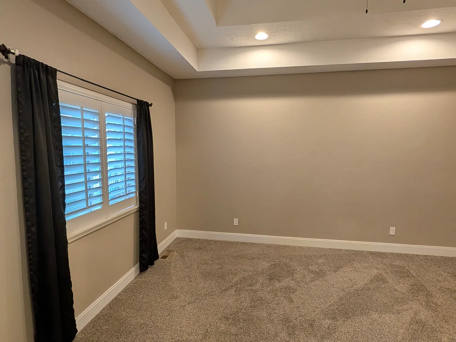 5 bed, 4414 sqft, $800 — Photo 1