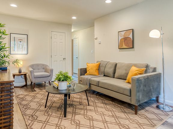 3rd image of 978 Helen Ave #3