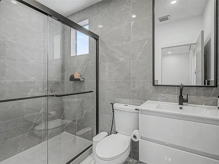2320 SW 14th St — Photo 16