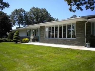 22 Holland Dr, Agawam, MA 01001