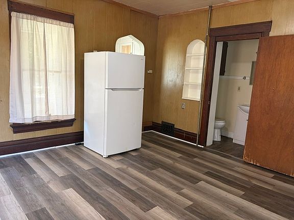 4th image of 626 W 7th St #2