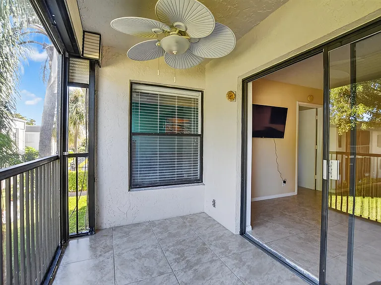 265 SE 10th St #11C — Photo 33